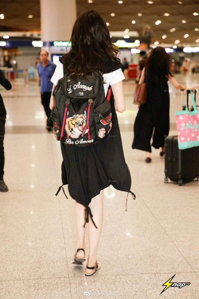 鹿晗女友关晓彤机场街拍写真