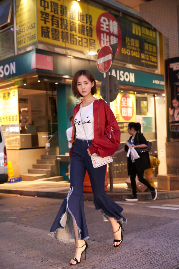 新生代人气演员李一桐时尚街拍大片