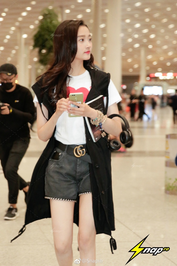 鹿晗女友关晓彤机场街拍写真