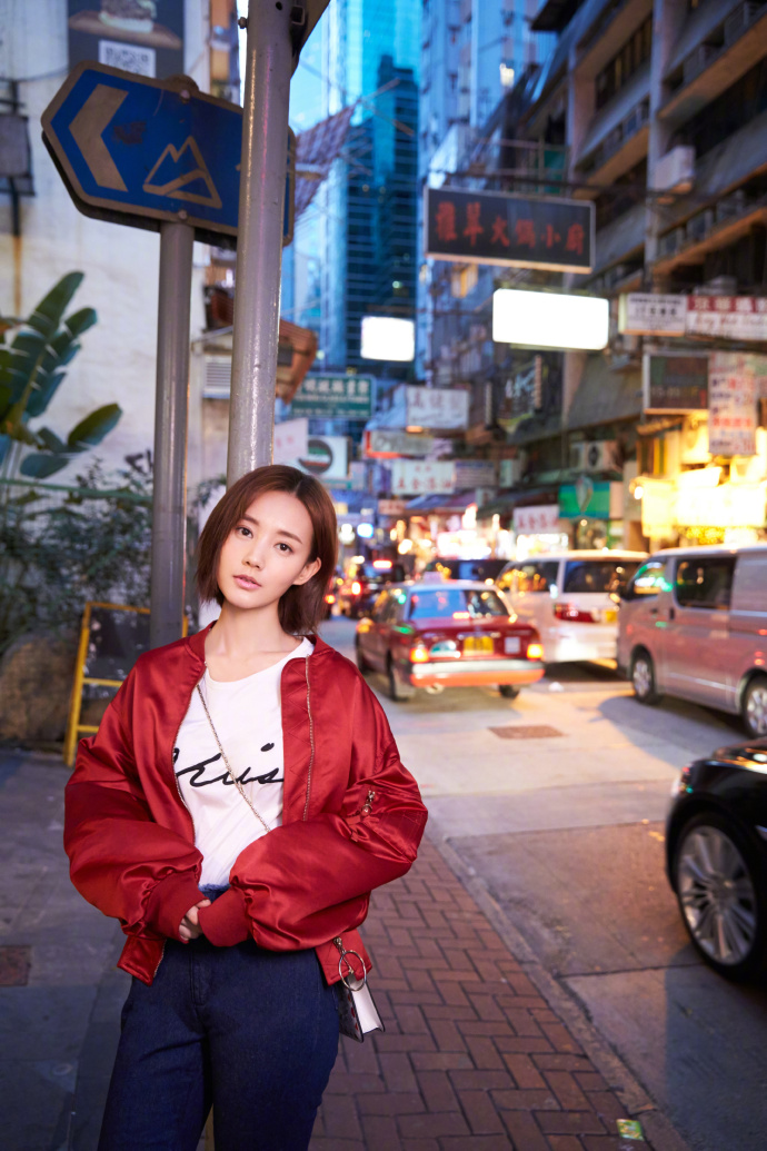 新生代人气演员李一桐时尚街拍大片