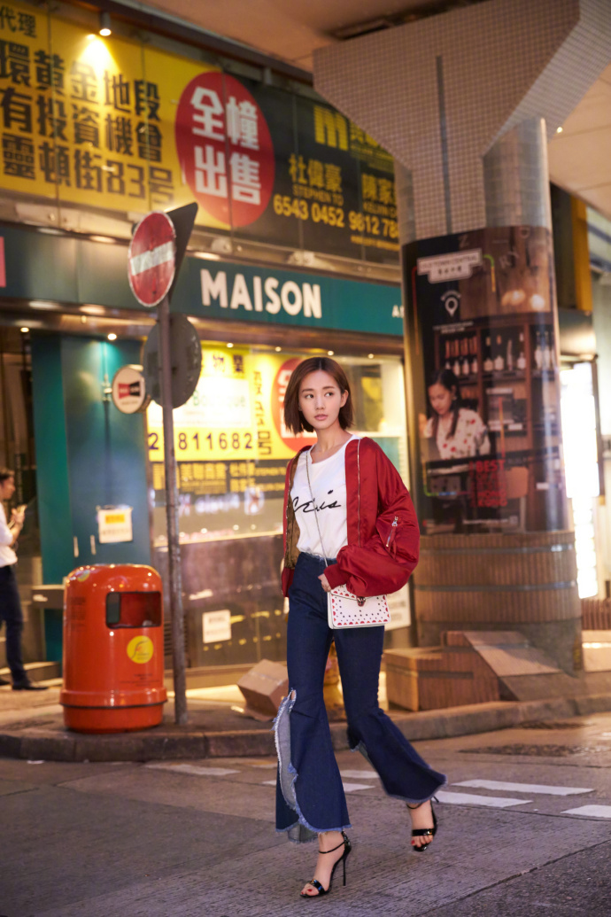 新生代人气演员李一桐时尚街拍大片