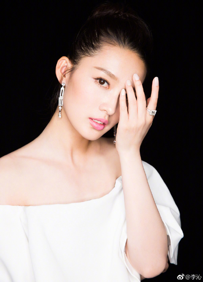 李沁白衣黑裙时尚写真大片