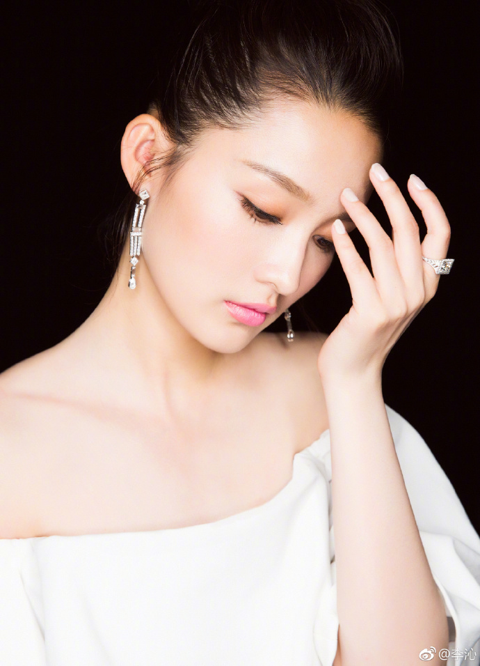 李沁白衣黑裙时尚写真大片