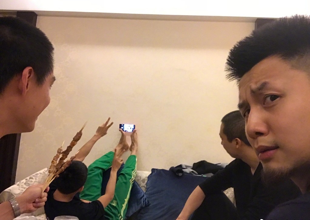 张一山这照片真的是随脚拍