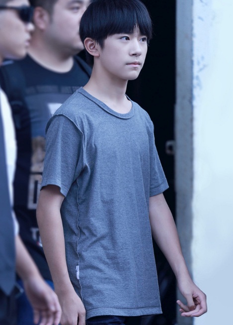 易烊千玺衣服反穿 长的帅的人怎么穿都好看