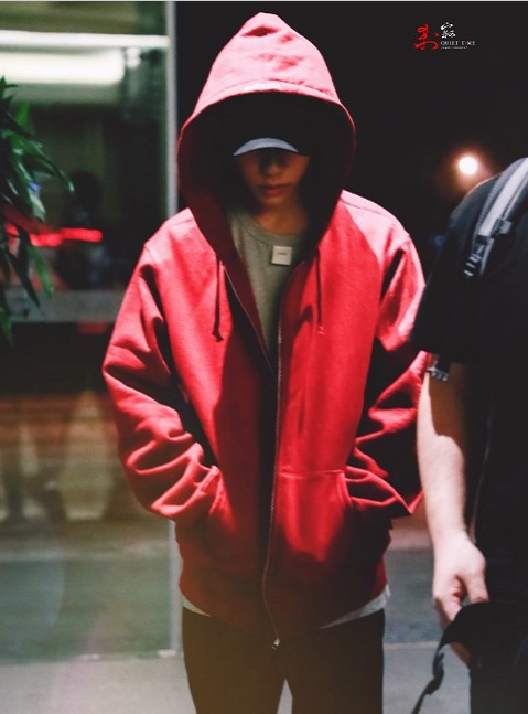 易烊千玺衣服反穿 长的帅的人怎么穿都好看