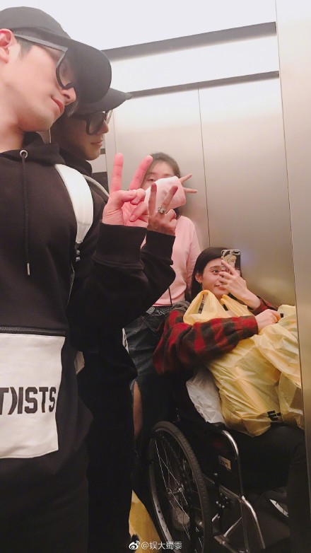 奚梦瑶上海维多利亚的秘密大秀摔跤现场图