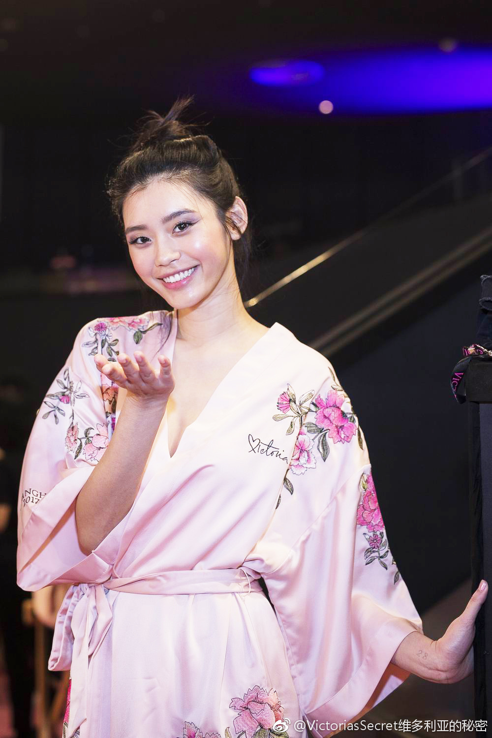 奚梦瑶上海维多利亚的秘密大秀摔跤现场图