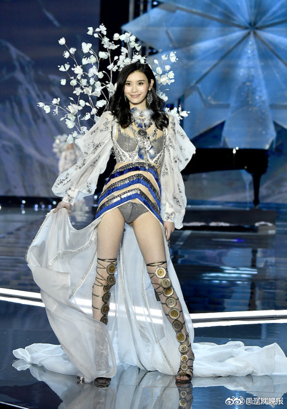 奚梦瑶上海维多利亚的秘密大秀摔跤现场图