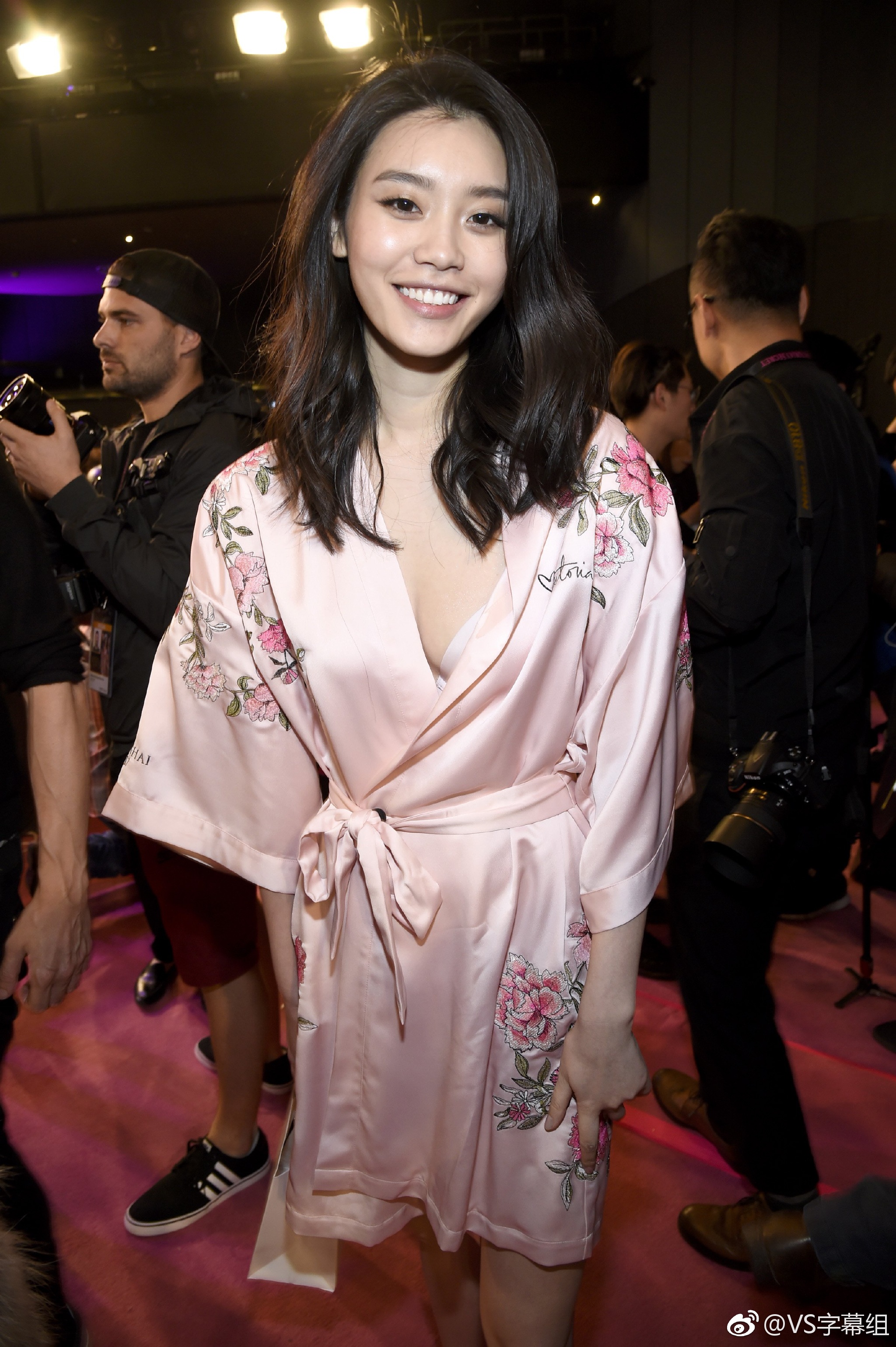 奚梦瑶上海维多利亚的秘密大秀摔跤现场图