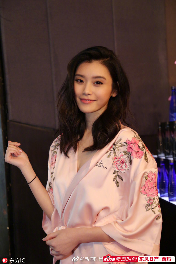 奚梦瑶上海维多利亚的秘密大秀摔跤现场图