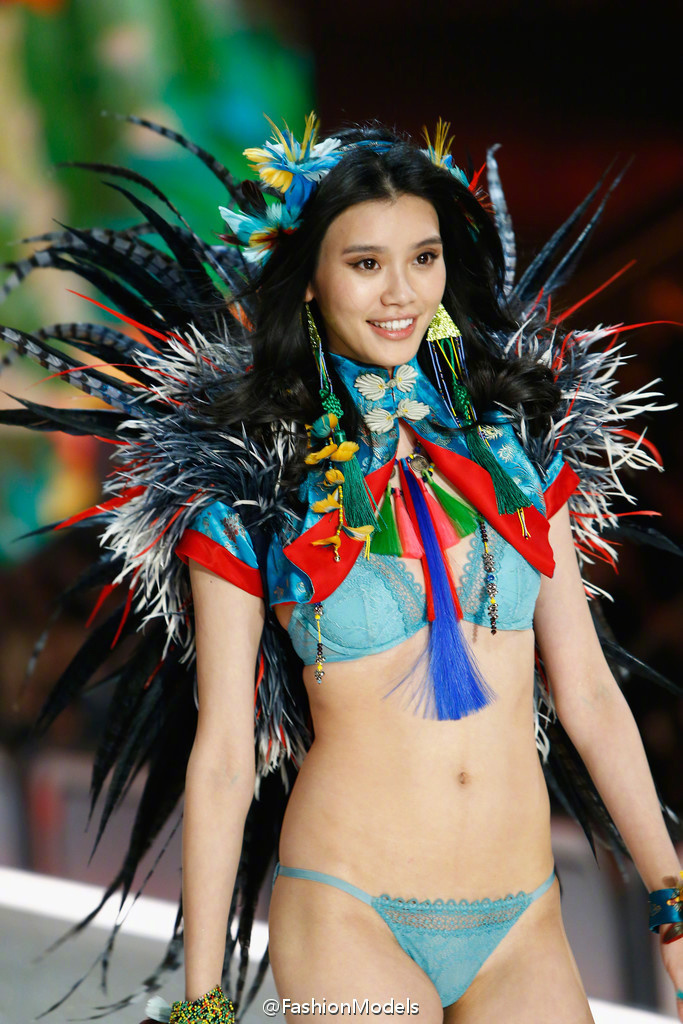 奚梦瑶上海维多利亚的秘密大秀摔跤现场图