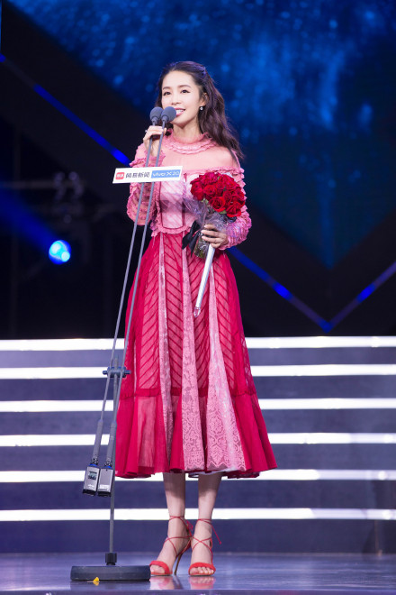 李沁粉色连衣裙优雅舒心唯美写真