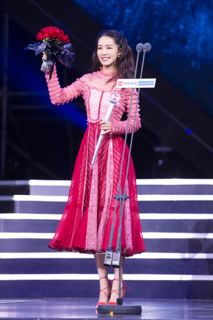 李沁粉色连衣裙优雅舒心唯美写真