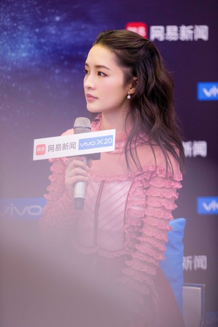 李沁粉色连衣裙优雅舒心唯美写真