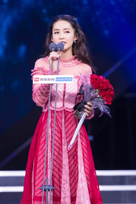 李沁粉色连衣裙优雅舒心唯美写真