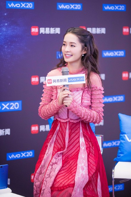 李沁粉色连衣裙优雅舒心唯美写真