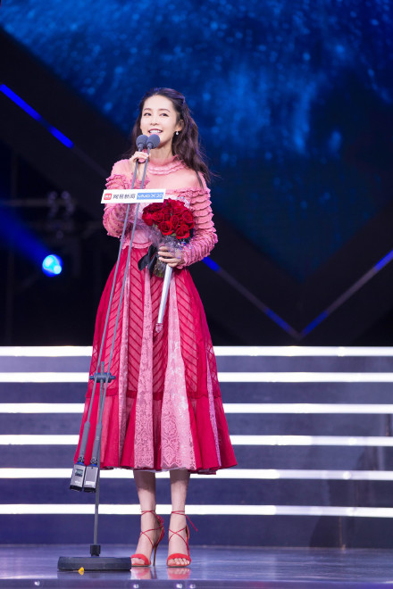 李沁粉色连衣裙优雅舒心唯美写真