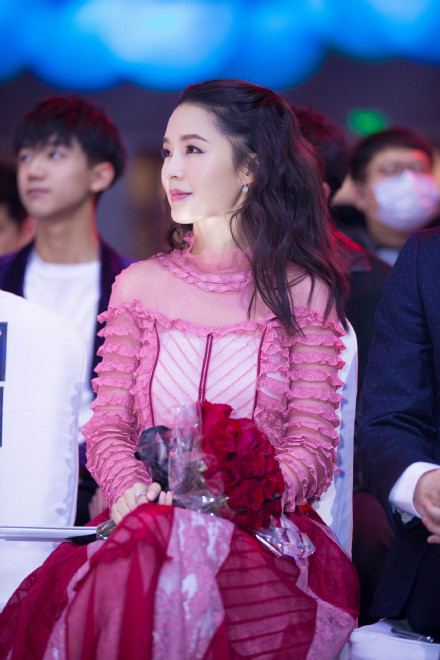 李沁粉色连衣裙优雅舒心唯美写真