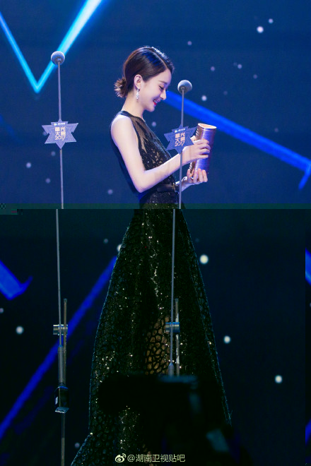 2017腾讯星光大赏赵丽颖冻哭照片