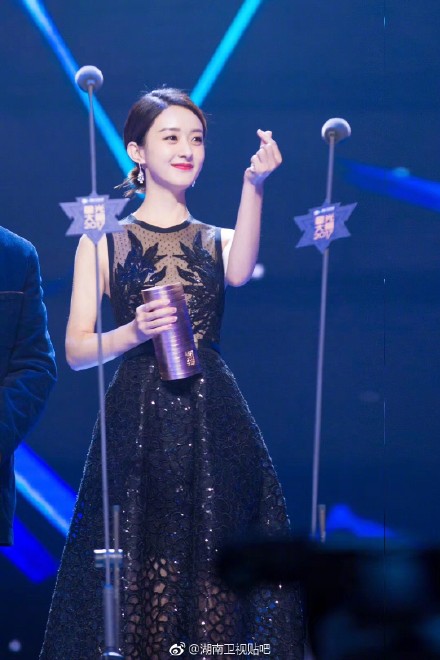 2017腾讯星光大赏赵丽颖冻哭照片