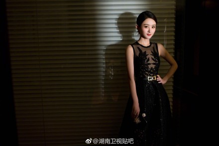 2017腾讯星光大赏赵丽颖冻哭照片