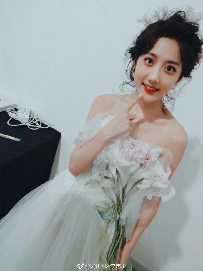 SNH48李艺彤精致美妆唯美婚纱写真