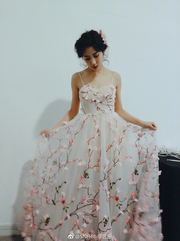 SNH48李艺彤精致美妆唯美婚纱写真