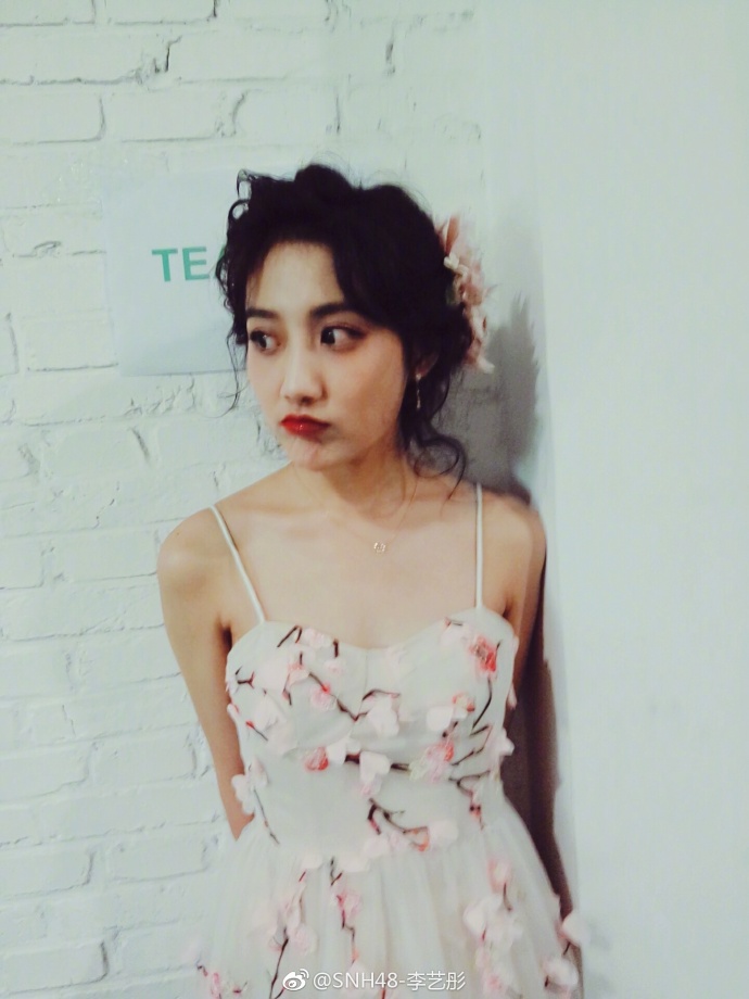 SNH48李艺彤精致美妆唯美婚纱写真