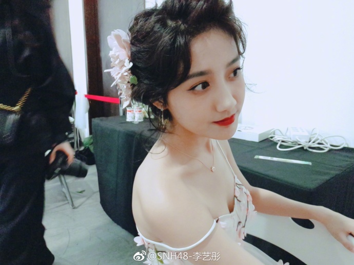 SNH48李艺彤精致美妆唯美婚纱写真