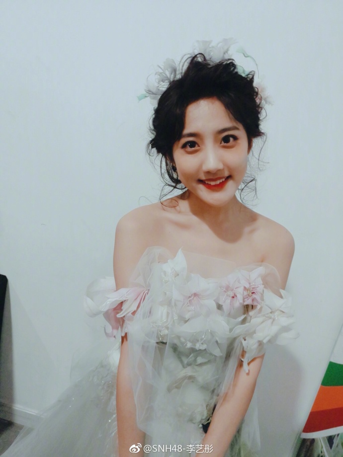 SNH48李艺彤精致美妆唯美婚纱写真