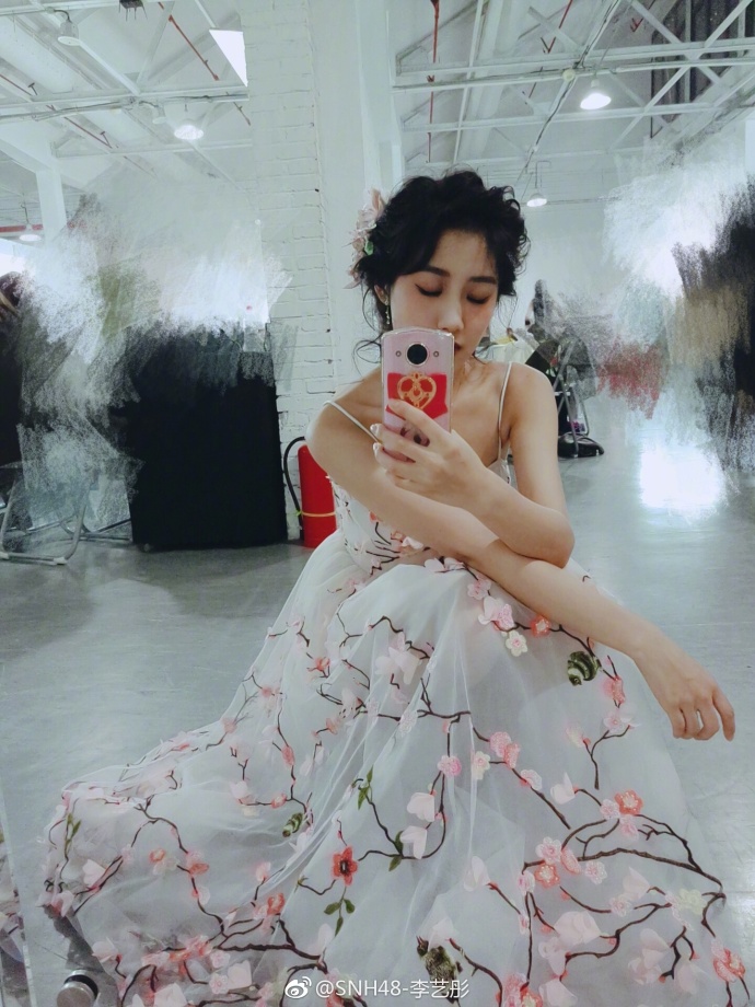 SNH48李艺彤精致美妆唯美婚纱写真