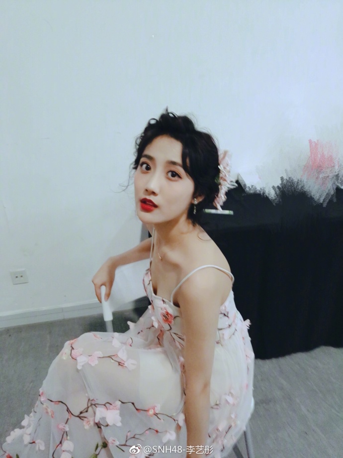 SNH48李艺彤精致美妆唯美婚纱写真