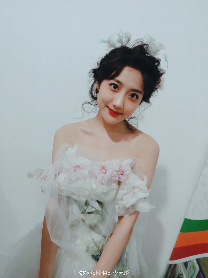 SNH48李艺彤精致美妆唯美婚纱写真