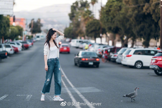 演员吴倩时尚简约小清新街拍写真