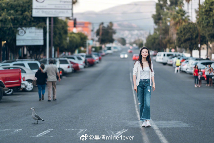 演员吴倩时尚简约小清新街拍写真