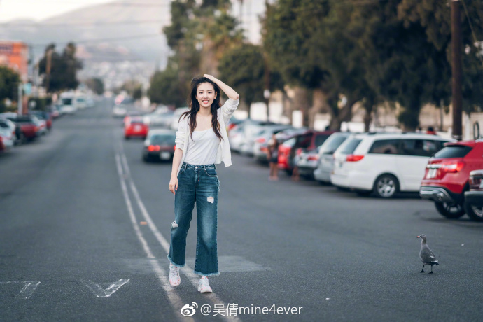 演员吴倩时尚简约小清新街拍写真