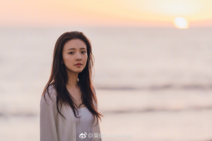 演员吴倩时尚简约小清新街拍写真