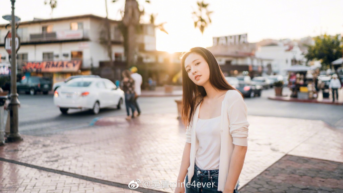 演员吴倩时尚简约小清新街拍写真