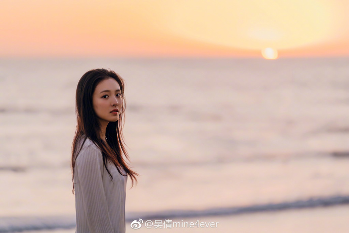 演员吴倩时尚简约小清新街拍写真