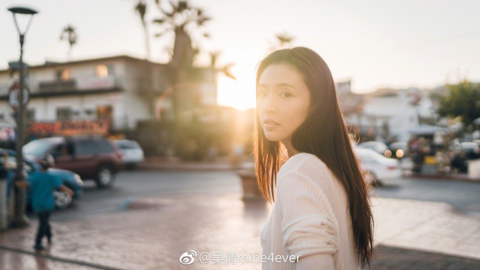 演员吴倩时尚简约小清新街拍写真