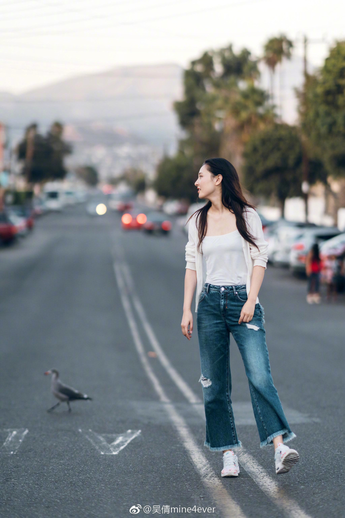 演员吴倩时尚简约小清新街拍写真