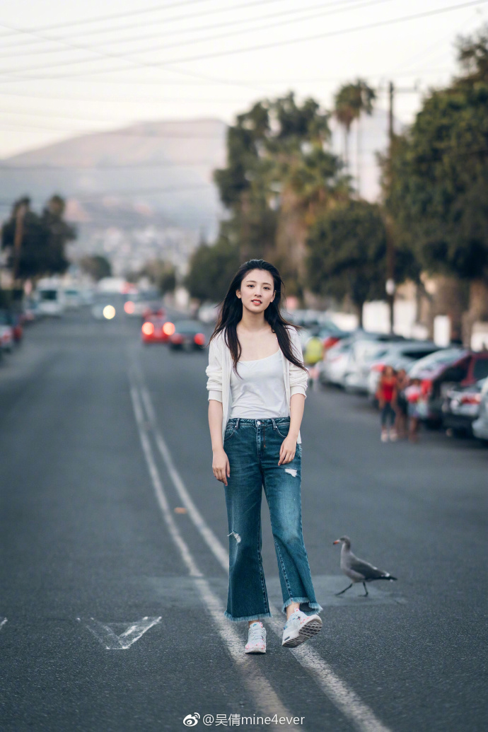 演员吴倩时尚简约小清新街拍写真