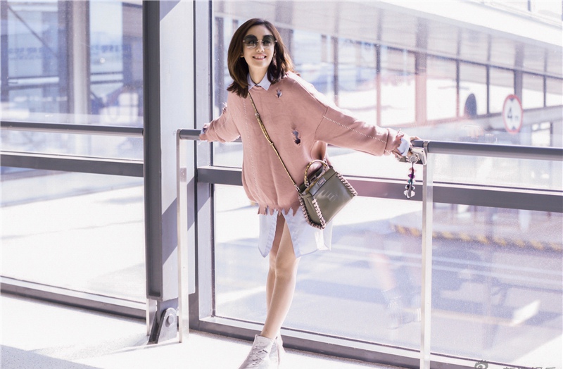 刘芸时尚街拍自在随性修长美腿抢镜