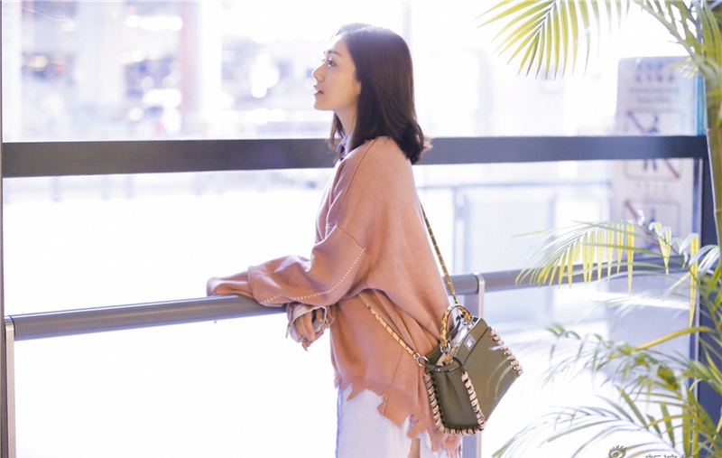 刘芸时尚街拍自在随性修长美腿抢镜