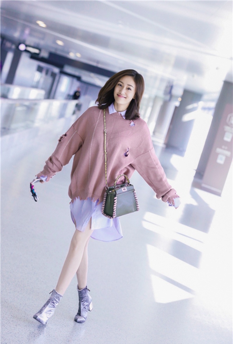 刘芸时尚街拍自在随性修长美腿抢镜