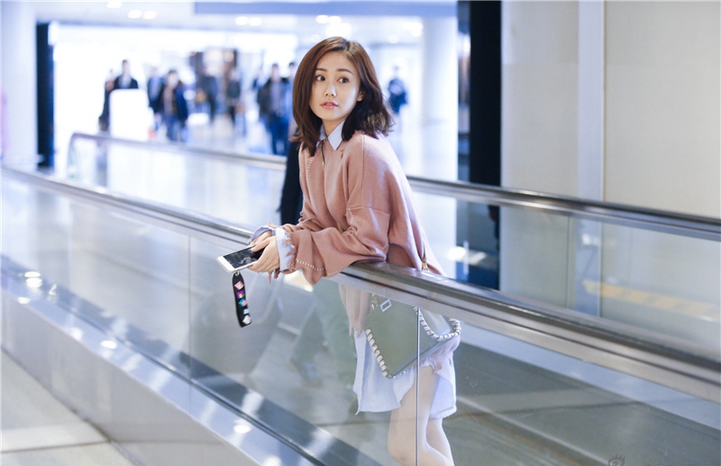 刘芸时尚街拍自在随性修长美腿抢镜