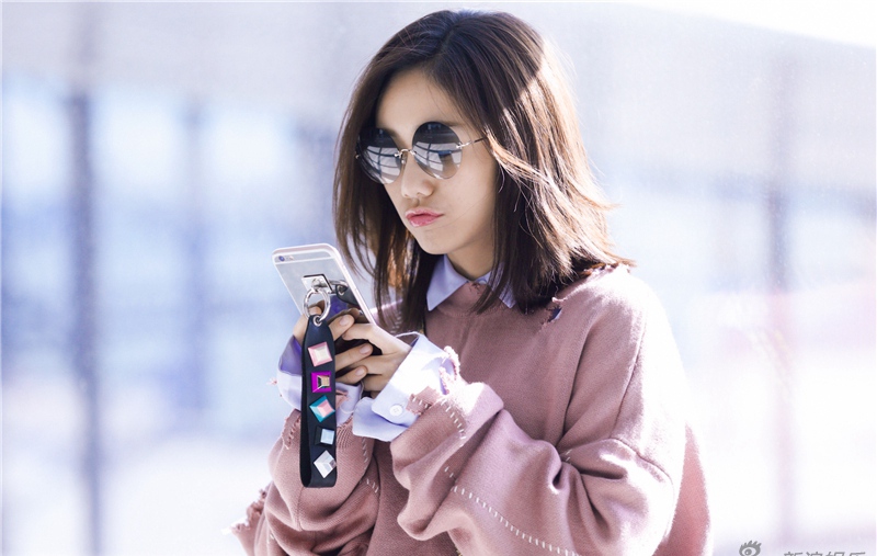 刘芸时尚街拍自在随性修长美腿抢镜