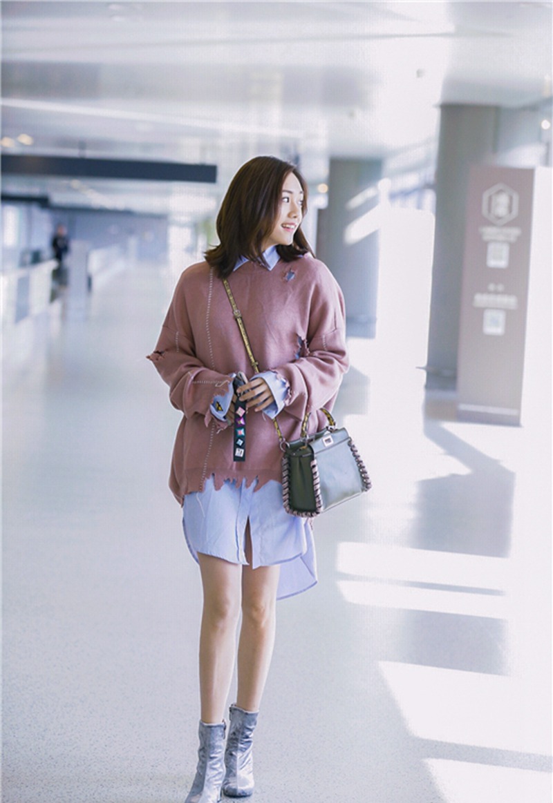 刘芸时尚街拍自在随性修长美腿抢镜