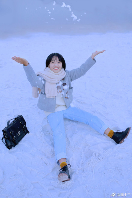 沈月冬日雪地唯美写真图片